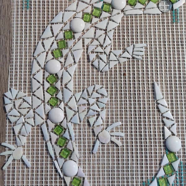 Salamandre en mosaique verte et blanche