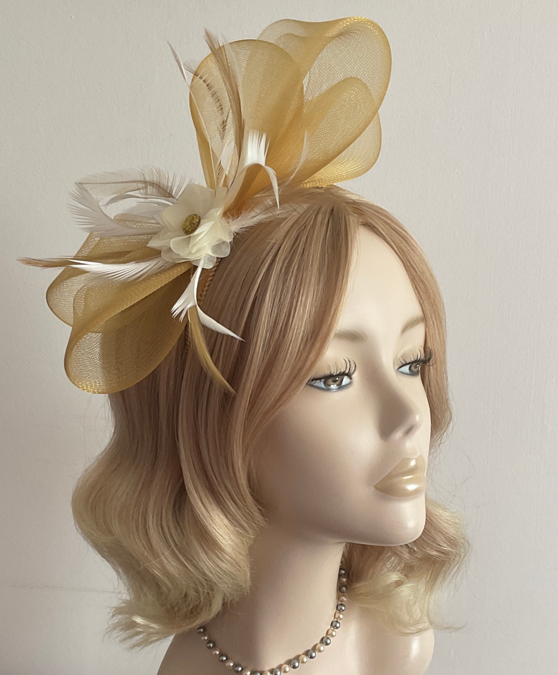 Ivory Cream Sinamay Loop & Leaf Fascinator avec plumes Courses de mariage d’occasion Accessoires Chapeaux et casquettes Bibis et mini chapeaux 