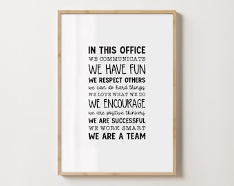 Puede incluir: Un cartel enmarcado con el texto "IN THIS OFFICE" seguido de una lista de afirmaciones positivas en fuente negra. El marco de madera rodea un fondo blanco. Las afirmaciones incluyen "WE HAVE FUN" y "WE ARE A TEAM."