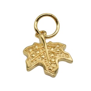 2 Stück 18K Gold Vermeil Stil Ahornblatt Charms, 925 Sterling Silber Ahornblatt Charm w / 18K vergoldet, Baum Charm, Halskette Armband Charm
