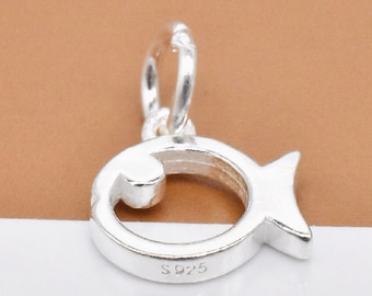 2 Sterling Silber kleine Fische Charms, 925er Silber Fisch Charm, Cut-out Fisch Charm, glänzender Fisch, Meer Charm, Ozean Charm, Halsketten-Armband-Charm