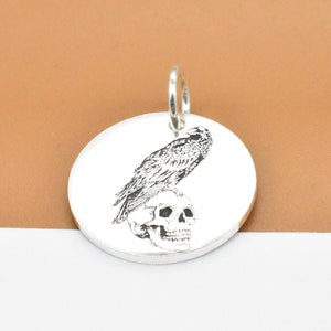 Sterling Silber Raben- und Schädelcharme, 925er Silber gravierter Raben- und Schädelcharme, Raben- und Schädelanhänger, Münzeanhänger des gravierten Schädels