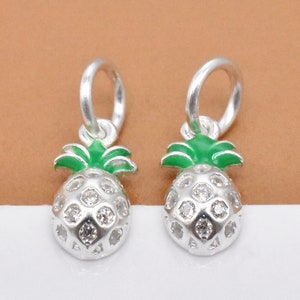 4 dijes pequeños de piña en plata de ley esmaltados con circonitas. Dijes de piña en plata 925. Dije de piña brillante. Dije de fruta. Dije para collar.
