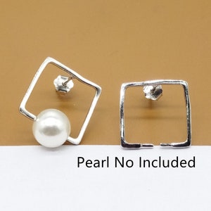 Op de afbeelding: Een paar zilveren vierkante oorbelbevestigingen met een enkele parel in een bevestiging. De tekst "Pearl No Included" staat onder de oorbelbevestigingen.