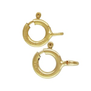 Peut inclure: Deux fermoirs en métal doré pour la fabrication de bijoux. Les fermoirs sont ronds avec une fermeture à ressort. Les fermoirs sont marqués du texte "14K" et "14K GF".