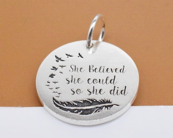 Srebrny wisiorek z głębokim grawerunkiem, zawieszka w kształcie dysku ze srebra próby 925, wierzyła, że może, więc zrobiła, spersonalizowana zawieszka 15 mm 0,59"