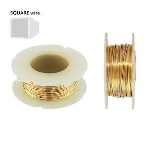 Puede incluir: Una bobina de alambre cuadrado de color dorado en una bobina de pl&aacute;stico blanca.  SQUARE wire est&aacute; impreso en la imagen.