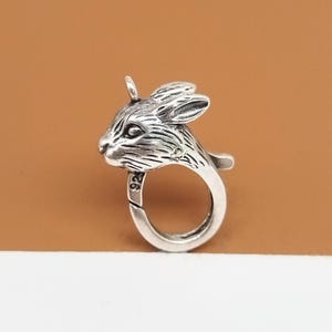 Puede incluir: Encanto de plata en forma de conejo con cierre de anillo. El encanto está detallado con piel y tiene un sello 925.