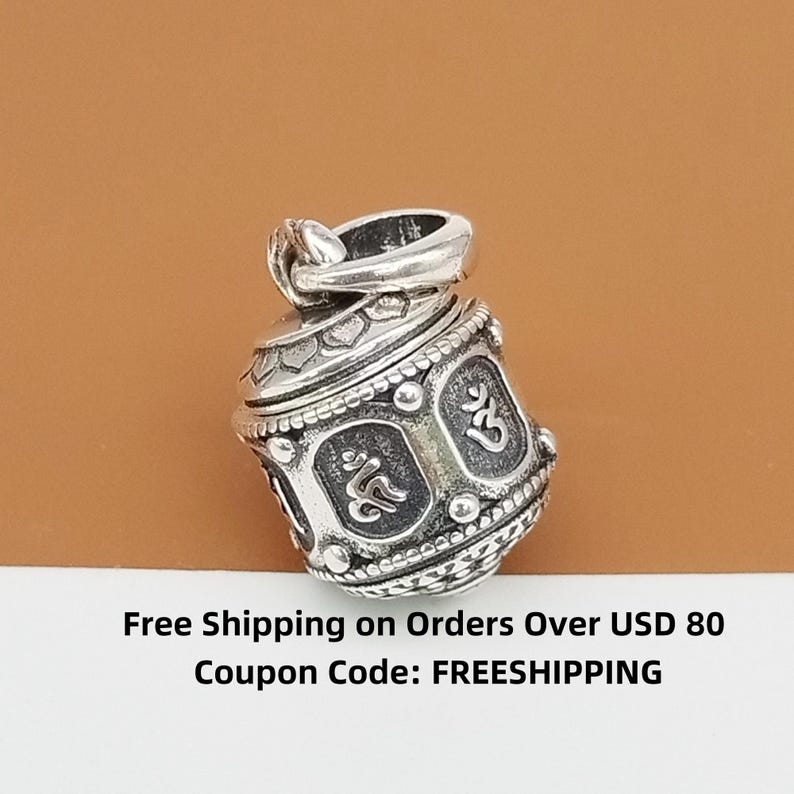 Puede incluir: Encanto de plata con un dise&ntilde;o de rueda giratoria. La rueda est&aacute; decorada con detalles intrincados y presenta el s&iacute;mbolo Om. Env&iacute;o gratuito en pedidos superiores a 80 USD. C&oacute;digo de cup&oacute;n: FREESHIPPING
