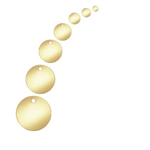Puede incluir: Una serie de etiquetas circulares doradas, cada una con un pequeño agujero en la parte superior, dispuestas en diagonal sobre un fondo blanco. Las etiquetas varían en tamaño, creando un degradado visual.