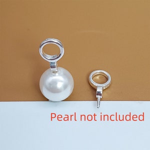 Può includere: Due cappucci per perle in argento, uno con una perla e uno senza. Il testo "Perla non inclusa" è scritto sotto i cappucci per perle.