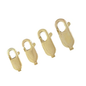 Puede incluir: Cuatro cierres de langosta dorados de diferentes tamaños. Los cierres son de metal y tienen un acabado pulido.