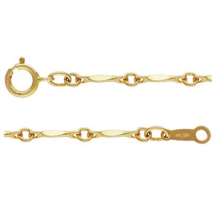 Puede incluir: Un collar de cadena de oro con un diseño de eslabón ovalado plano. La cadena tiene un cierre de langosta y un anillo de salto.