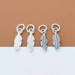 Conjunto de 5 pingentes de pena em prata de lei 925, com dupla face. Pingente pequeno de pássaro em prata 925, ideal para pulseiras, colares e brincos.