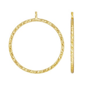 Peut inclure: Une paire de boucles d'oreilles créoles dorées avec une finition texturée et diamantée.