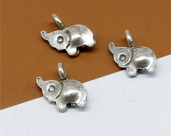 カレン族のシルバーエレファントチャーム 10 x 16 mm 1個。:ka2974 カレン族のシルバーエレファントチャーム 10 x 16 mm 1個。:ka2974