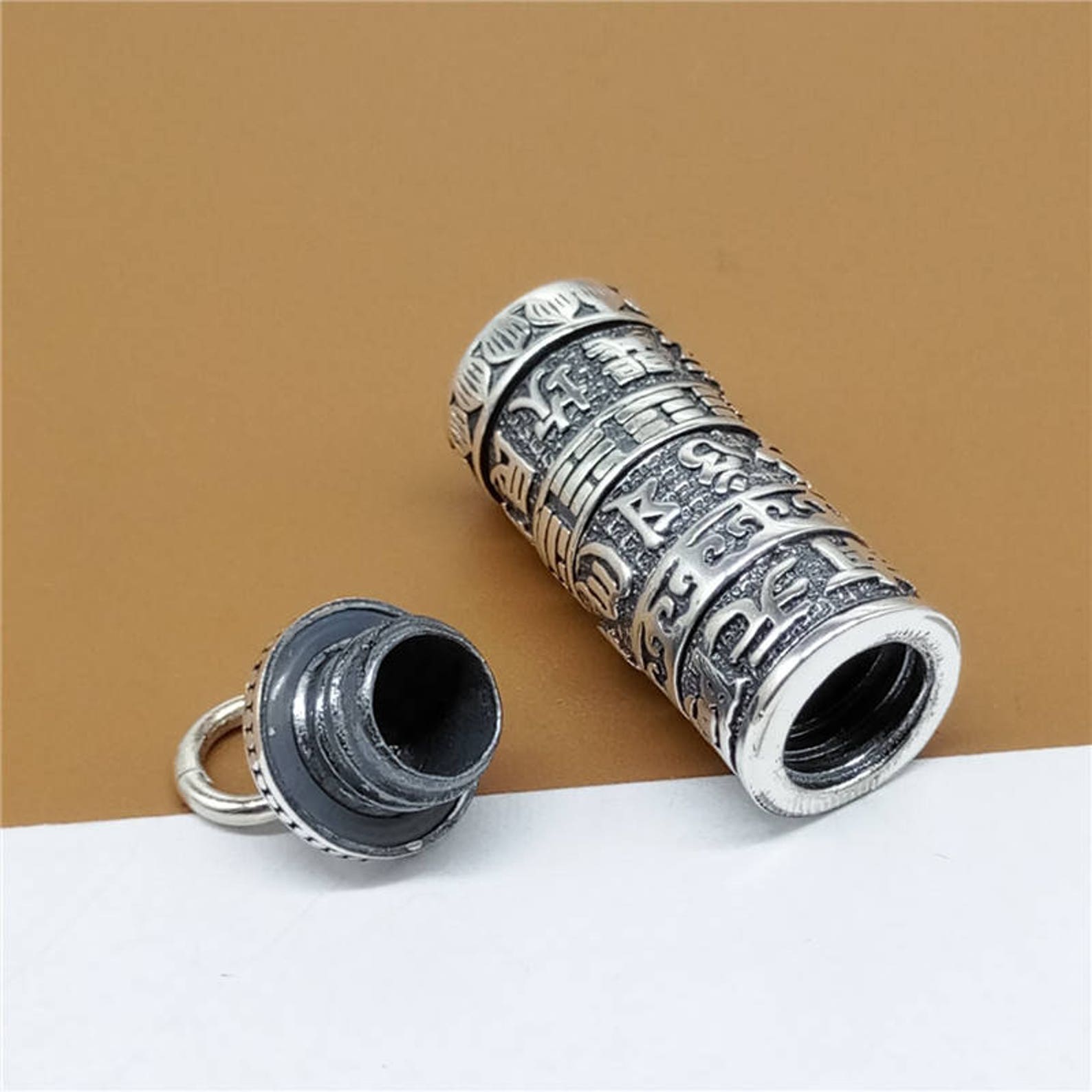 Om locket silver Clearance