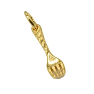 Op de afbeelding: Een gouden vorkbedel met een gedraaide handgreep. De bedel heeft een lus aan de bovenkant om aan een ketting of armband te bevestigen.