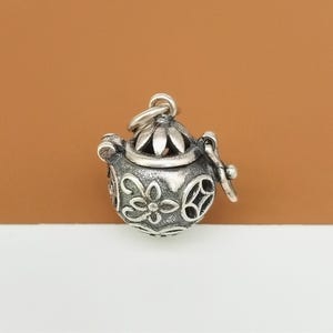 Charm médaillon fleur en argent sterling, Charm boîte de prière en argent 925, Pendentif petite boîte lotus, Boîte à souvenirs, Boîte à souhaits, Petit pendentif médaillon