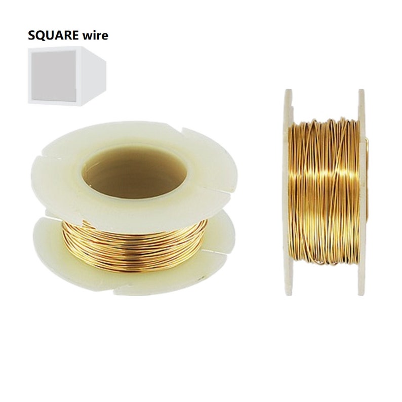 Puede incluir: Una bobina de alambre cuadrado de color dorado en una bobina de pl&aacute;stico blanca.  SQUARE wire est&aacute; impreso en la imagen.