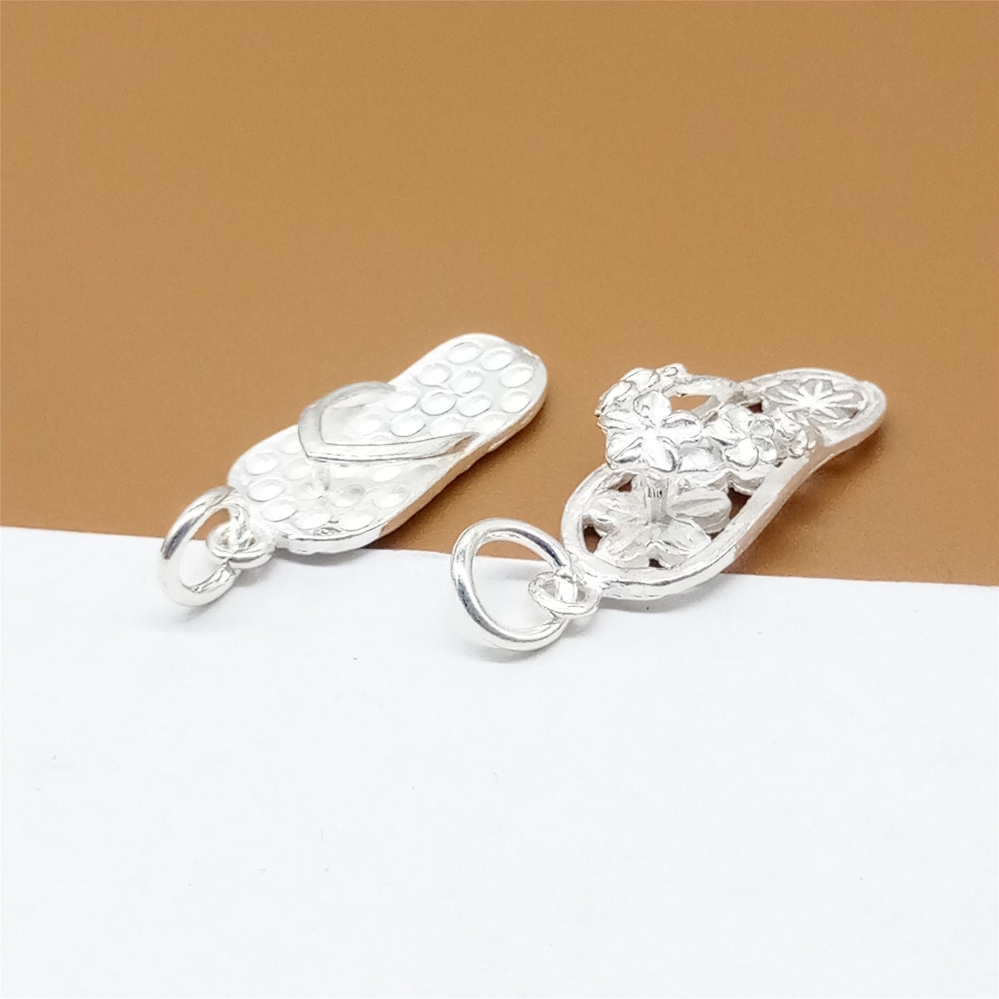 SUNNYCLUE 50 pz Argilla Flip Flop Charms Ciondolo Gioielli Fai da Te Mini Pantofole Charms Colorful Polymer Argilla Charms per Le Donne Ragazze Creazione