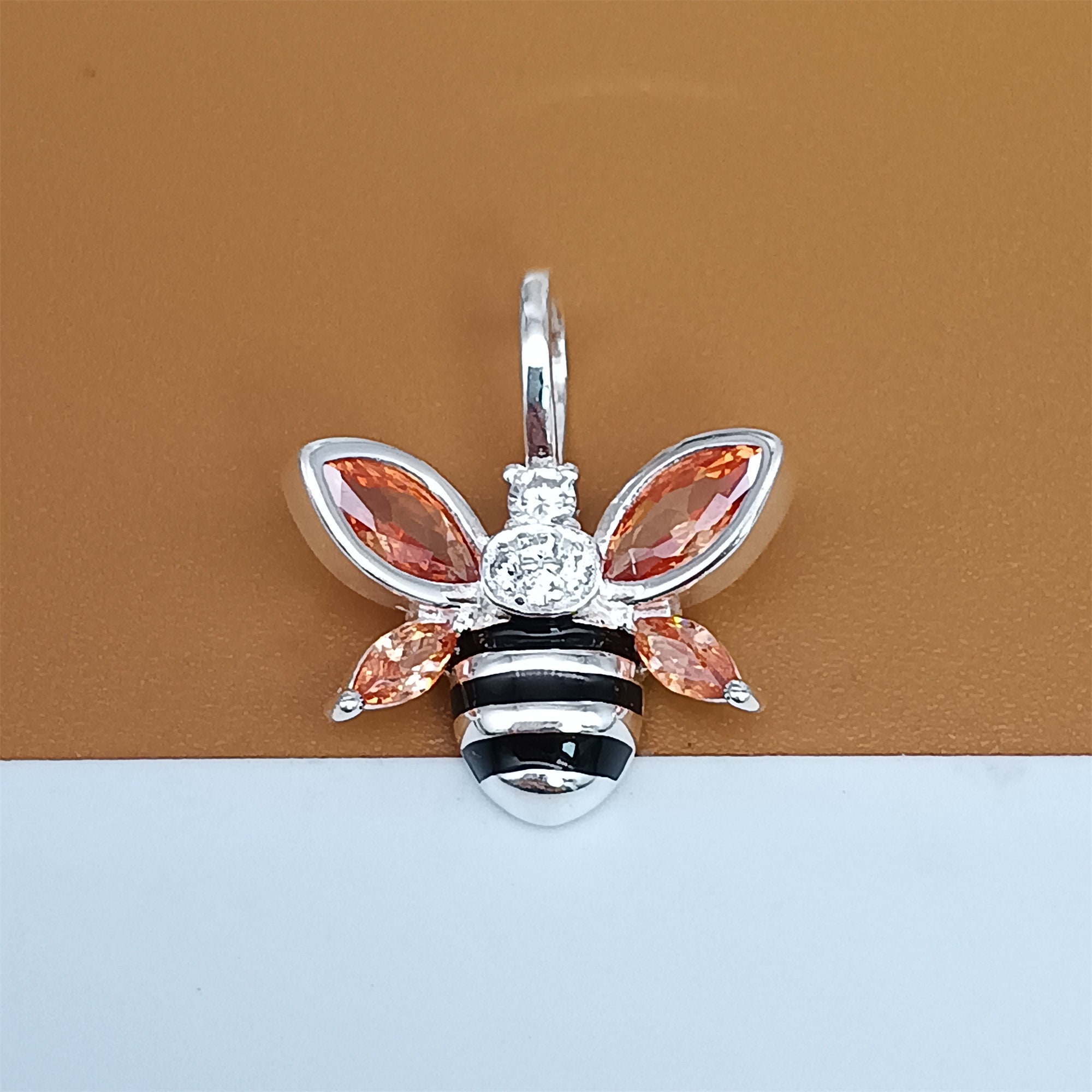 PANDORAの新作は 幸運のモチーフ「ハチ」！ 発表に先駆け