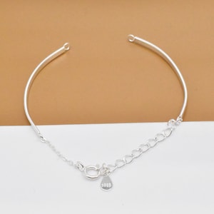 May include: A silver bracelet with a delicate chain and a small tag that says "925".
