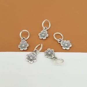 5 plommonblommaberlocker i sterlingsilver, liten blommaberlock i 925 silver, blomberlock, blomträdgårdsbelock, armbandsbelock, halsbandsbelock