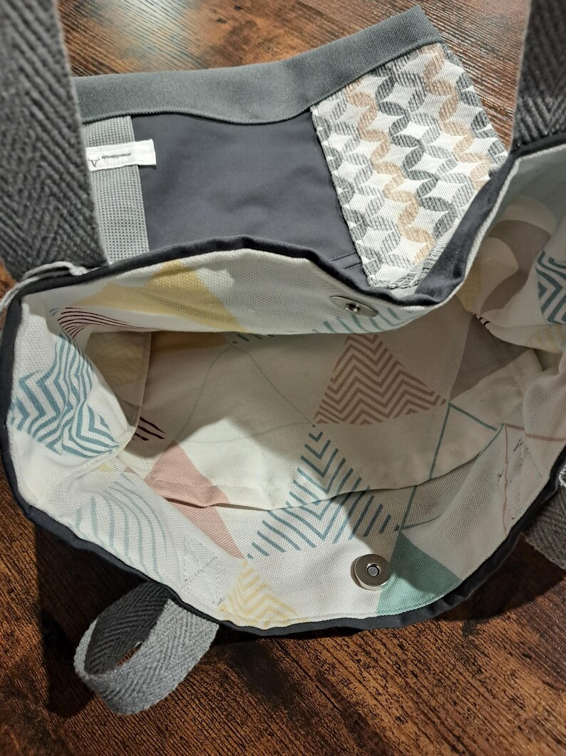 Tote bag, handmade, unique piece, white, gray, two handles, magnetic closure, 36x45cm image 5