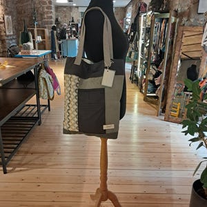 Tote bag, handmade, unique piece, white, gray, two handles, magnetic closure, 36x45cm image 2
