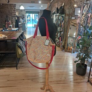 bolso hecho artesanalmente, flores, mostaza, rojo, tres asas, pieza única, 51x41cm