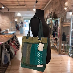 bolso tote básico, hecho artesanalmente, combinado de telas, verde, un bolsillo abierto, cierre con botón imantado, 36x42cm