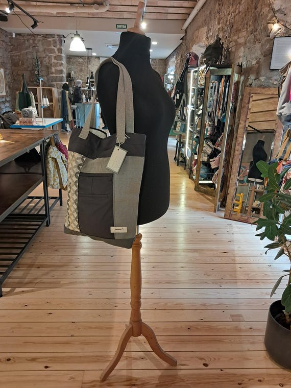 bolso tote, hecho artesanalmente, pieza única, blanco, gris, dos asas, cierre imantado, 36x45cm