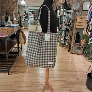bolso tote grande y reversible, hecho artesanalmente, combinado en rojo y rosa, cuadros azules, neceser y mosquetón, 47x48cm
