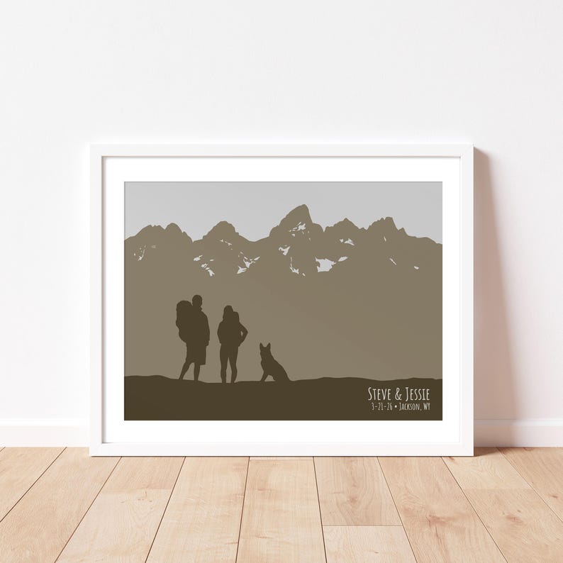 Puede incluir: Impresi&oacute;n enmarcada que muestra siluetas de dos personas y un perro frente a un paisaje monta&ntilde;oso. La obra utiliza tonos marrones y grises, con el texto: "STEVE & JESSIE 3-21-76 JACKSON, WY."