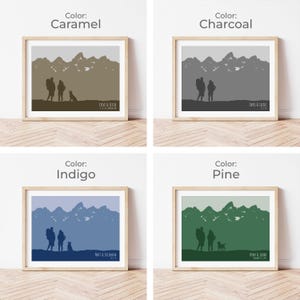 Puede incluir: Cuatro impresiones art&iacute;sticas de paisajes enmarcadas en colores caramelo, carb&oacute;n, &iacute;ndigo y pino. Cada impresi&oacute;n presenta una silueta de cordillera con figuras y un perro. Nombres y fechas impresos en la parte inferior. Los marcos son de color madera clara.