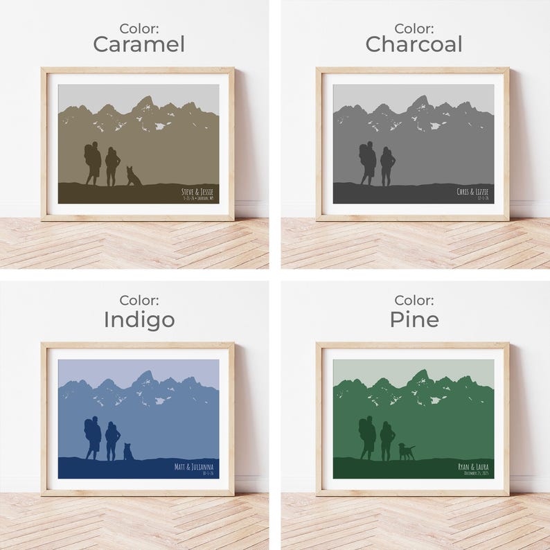 Puede incluir: Cuatro impresiones art&iacute;sticas de paisajes enmarcadas en colores caramelo, carb&oacute;n, &iacute;ndigo y pino. Cada impresi&oacute;n presenta una silueta de cordillera con figuras y un perro. Nombres y fechas impresos en la parte inferior. Los marcos son de color madera clara.