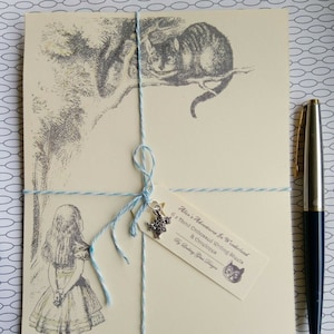 Alice nel Paese delle Meraviglie ~ Carta da lettere goffrata a mano con il Gatto del Cheshire - Set da scrittura A5 o bigliettini A6 - Delizioso regalo di compleanno - Personalizzabile