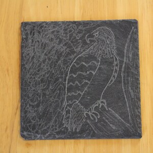 posavasos de copa de piedra de pizarra, conjunto, usted elige, diseñado a mano, aves, aves de presa, águila, plumas, cielo, dibujos animados, material natural, decoración del hogar