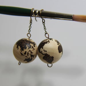 Hout verbrand Globe Dangle Earrings, houten bal met kaart, natuurlijke hout met continenten decoratie, Globe opknoping oorbellen, Globe, kaart, wereld