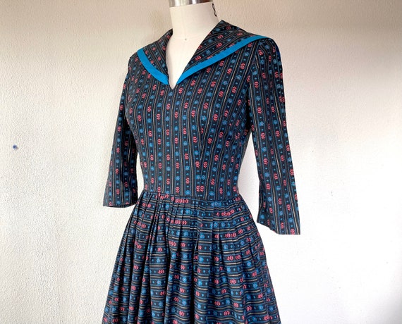 1950s Black floral striped cotton dress with sail… - image 1