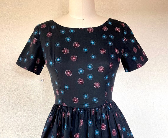 1950s Black cotton day dress with circle print - image 2