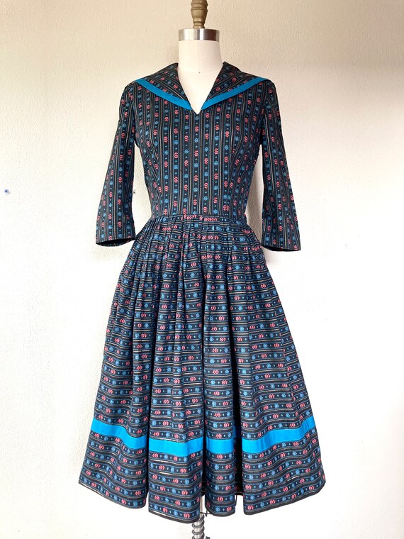 1950s Black floral striped cotton dress with sail… - image 2