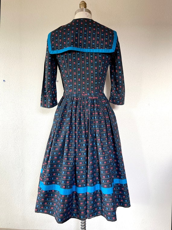 1950s Black floral striped cotton dress with sail… - image 3
