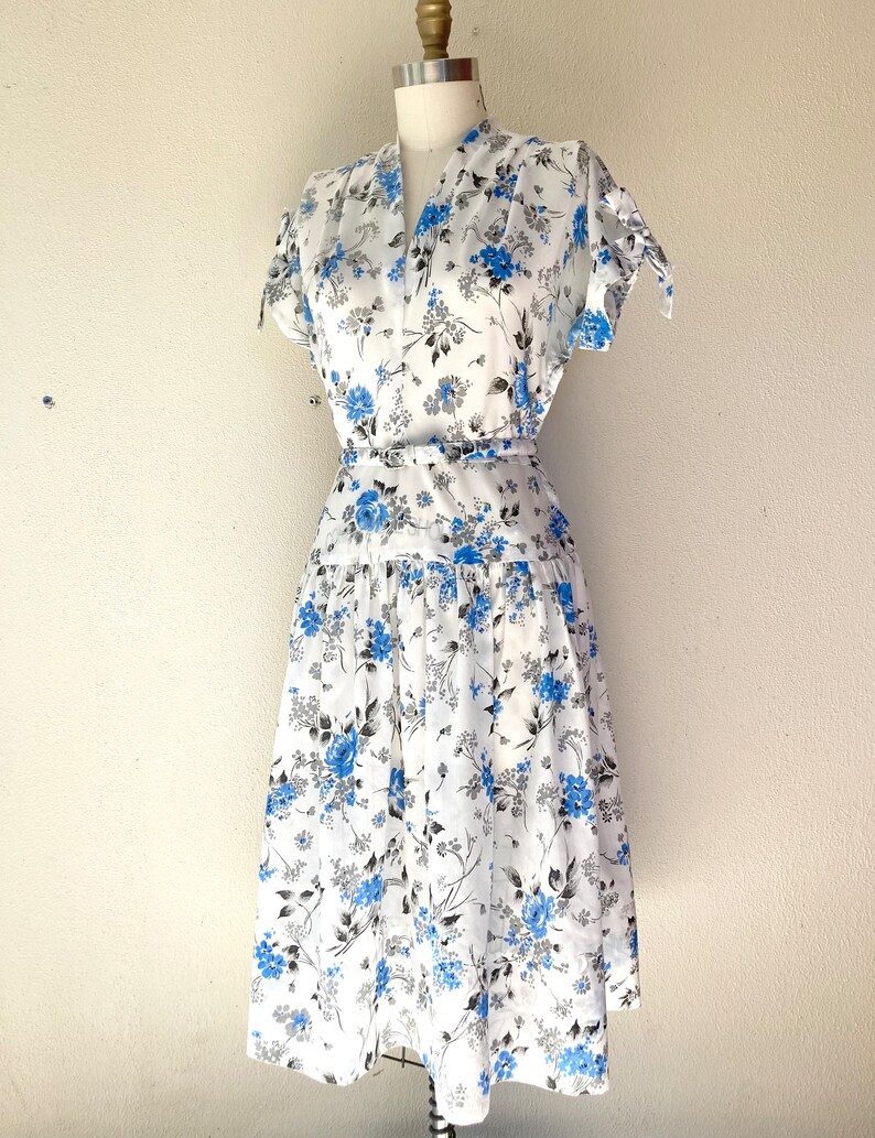 1950s White floral nylon dress image 2