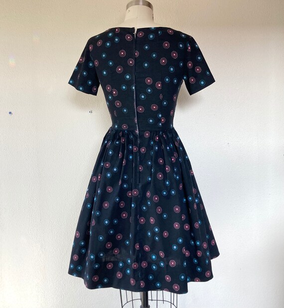 1950s Black cotton day dress with circle print - image 4