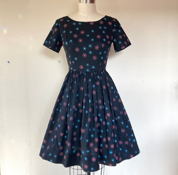 1950s Black cotton day dress with circle print - image 3