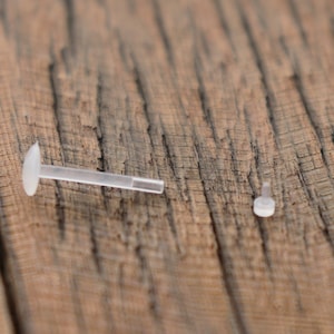 Retenedores Bioplast de calibre 16 • Perno para trago/labret transparente con parte superior transparente • Perforación invisible • 1,2 mm de grosor • Longitudes de 6 mm, 8 mm, 10 mm y 12 mm