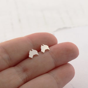 Puces d'oreilles représentant une carte de l'Australie • Argent sterling • Boucles d'oreilles en forme d'Australie • Artisanales et fabriquées en Australie • Cadeau pour les fêtes de l'Australie