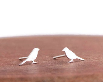 Pendientes de gorrión, pendientes de plata de ley hechos a mano con forma de gorrión.